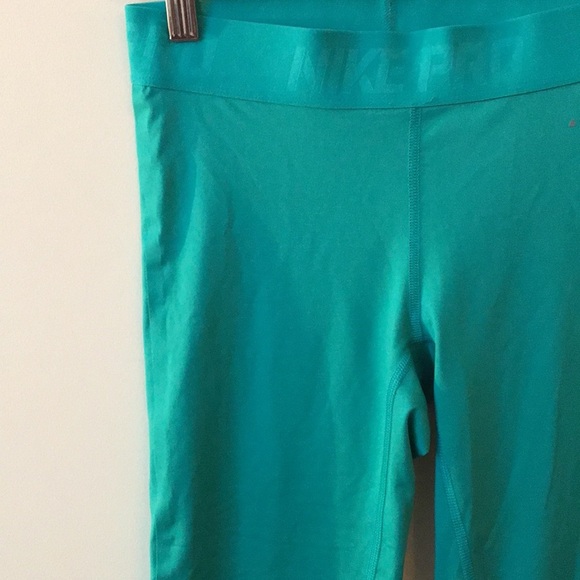 Nike Pro Cropped Leggings - Picture 2 of 5